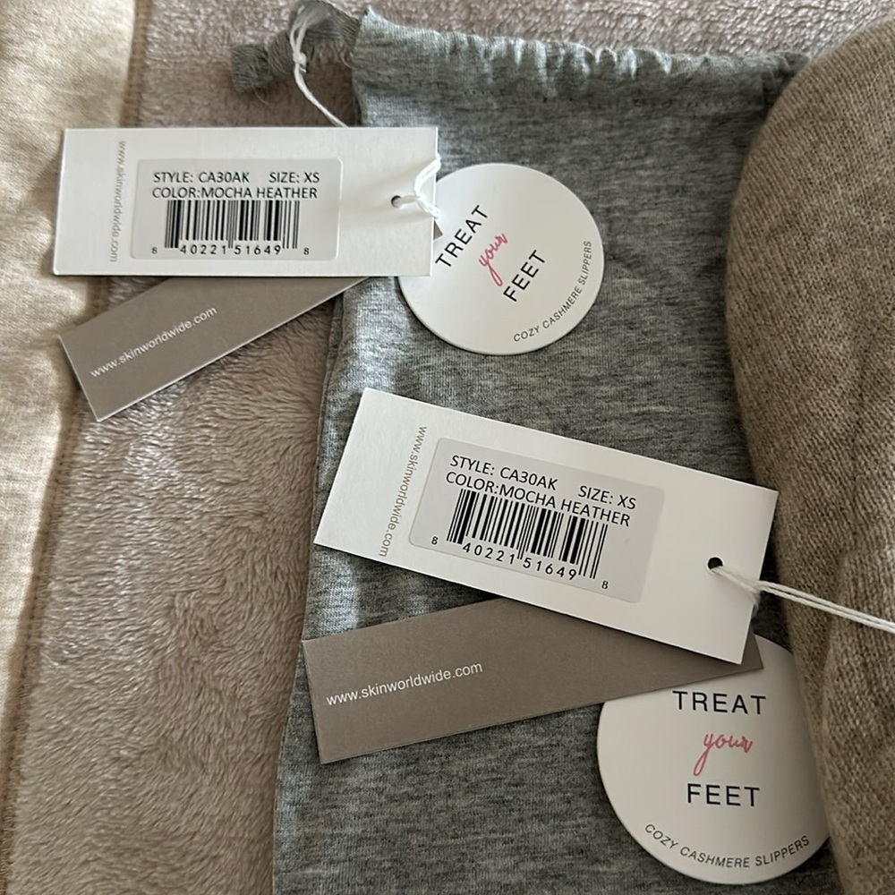 Skin Worldwide 100% Cashmere Slippers with Suede Sole - Picture 3 of 5